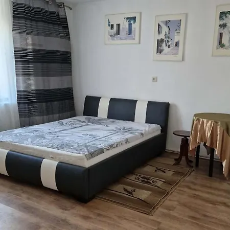 W Karkonoszach Z Widokiem Na Zamek Chojnik