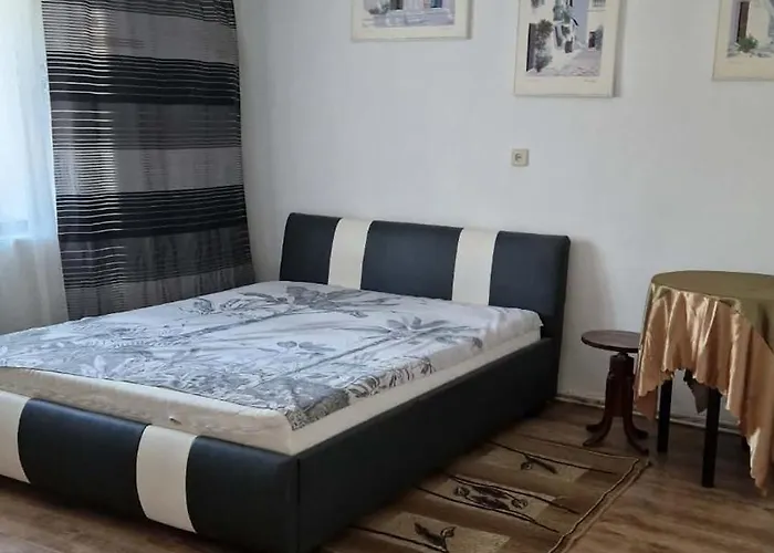 W Karkonoszach Z Widokiem Na Zamek Chojnik